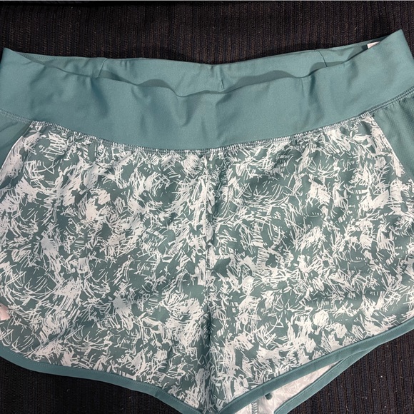 Women’s Under Armour Speedpocket Heat Gear shorts - Picture 1 of 5